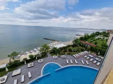 вид на море и бассейн