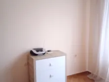 комод и кондиционер в спальне