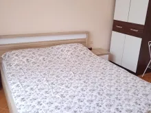 двухспальная кровать и шкаф