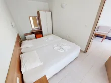 кровать в спальне