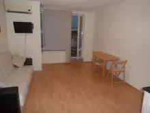диван в гостиной комнате