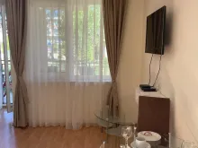 обеденный столик и телевизор
