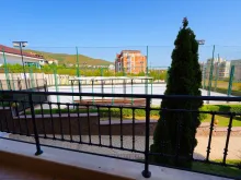 терраса с видом на спортивную площадку