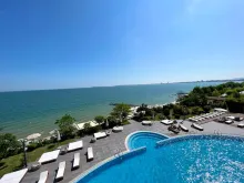 вид с террасы на бассейн и море