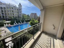 терраса с видом на бассейн