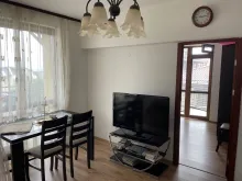 стол со стульями, телевизор