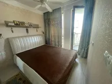 кровать в спальне