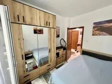 кровать и шкаф в спальне