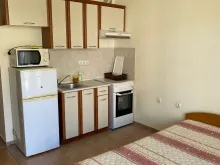кухонный гарнитур и кровать