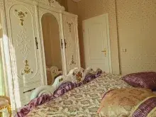 шкаф и двухспальная кровать