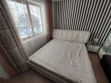 кровать в спальне