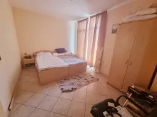 двухспальная кровать и шкаф