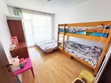 двухспальная кровать и детская двухярусная