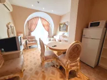 меблированная гостиная комната