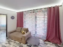 диван в комнате