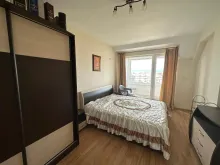 кровать и шкаф в спальне