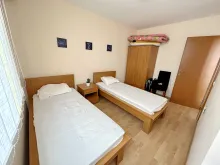 две отдельные кровати в спальне
