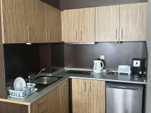 кухонный гарнитур и холодильник