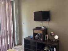 телевизор и двухспальная кровать