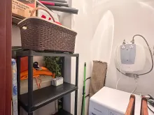 стиральная машина и этажерка