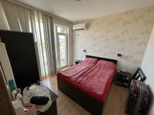 кровать в спальне