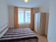 двуспальная кровать, шкаф