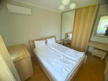 кровать и шкаф