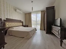 двуспальная кровать в спальне
