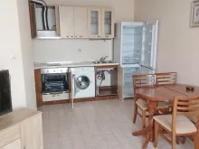 кухонный гарнитур и обеденный стол