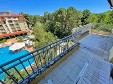 терраса с видом на бассейн