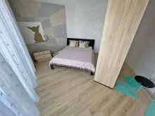 двухспальная кровать в спальне