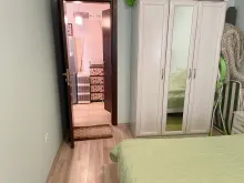 гардероб и кровать в спальне