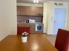 обеденный стол и кухонный бокс
