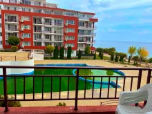 вид с террасы на бассейн и море