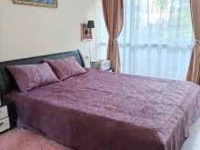 кровать в спальне
