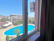 вид на бассейн из окна
