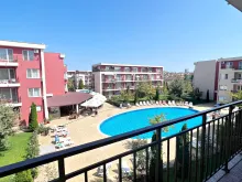 вид на бассейн с террасыбассейн