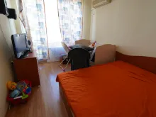 кровать в спальне