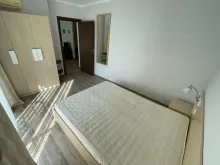 двухспальная кровать и шкаф
