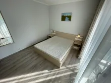 кровать в спальне