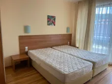 двухспальная кровать в спальне