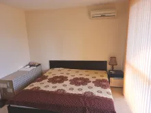 кровать в спальне