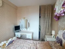 Кровать, стол, телевизор