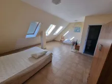 Кровати в спальне