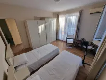 Две кровати в спальне и шкаф