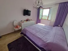 кровать, телевизор
