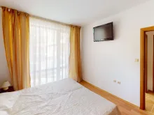 кровать в спальне
