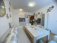 диван и обеденный стол