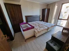 кровать в спальне