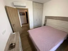 кровать в спальне